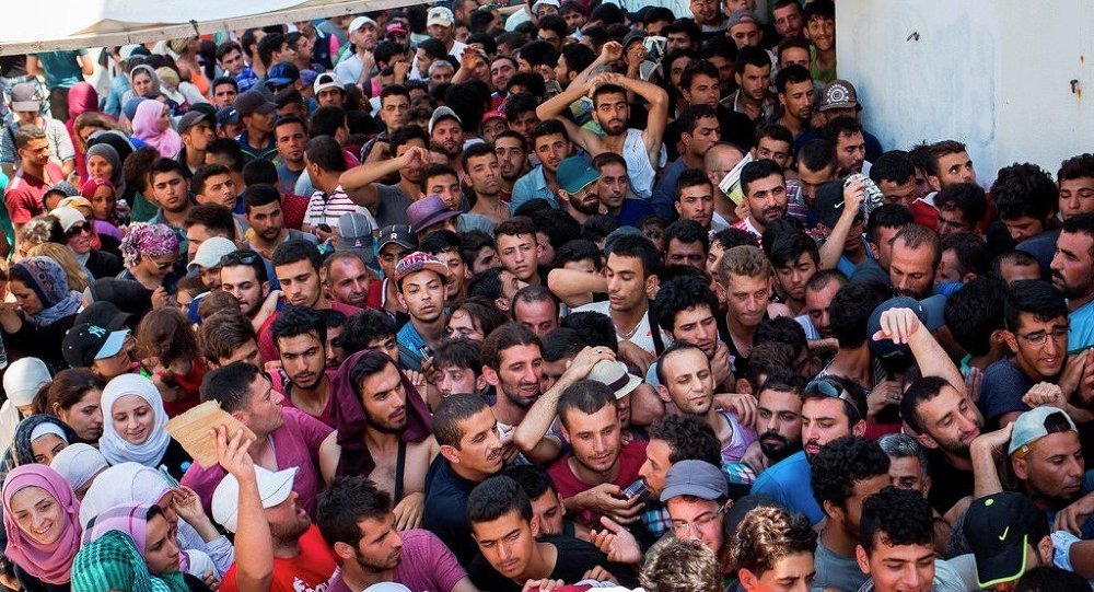 Migrants crowd.jpg